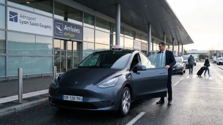 Taxi devant l’aéroport de Lyon